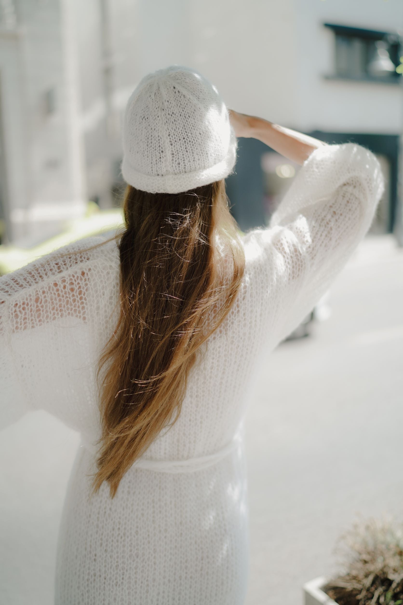 A cream cardigan crafted in Italian mohair and silk. This knitted cardigan has a loose fit and maxi length.
